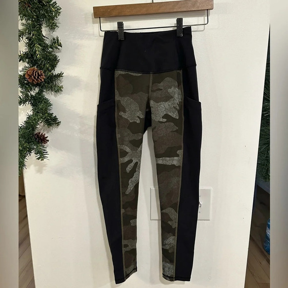The North Face Pants - North Face Motivation High Rise Pocket 7/8 Tights Camo Black Womens S Yoga
